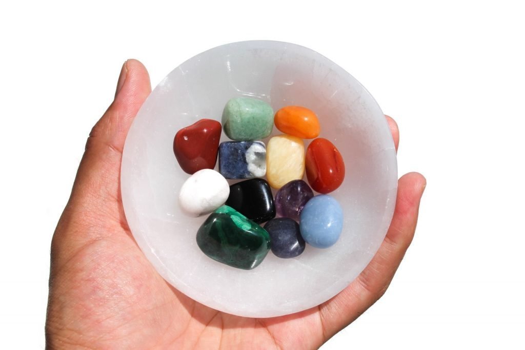 taça de selenite com cristais rolados