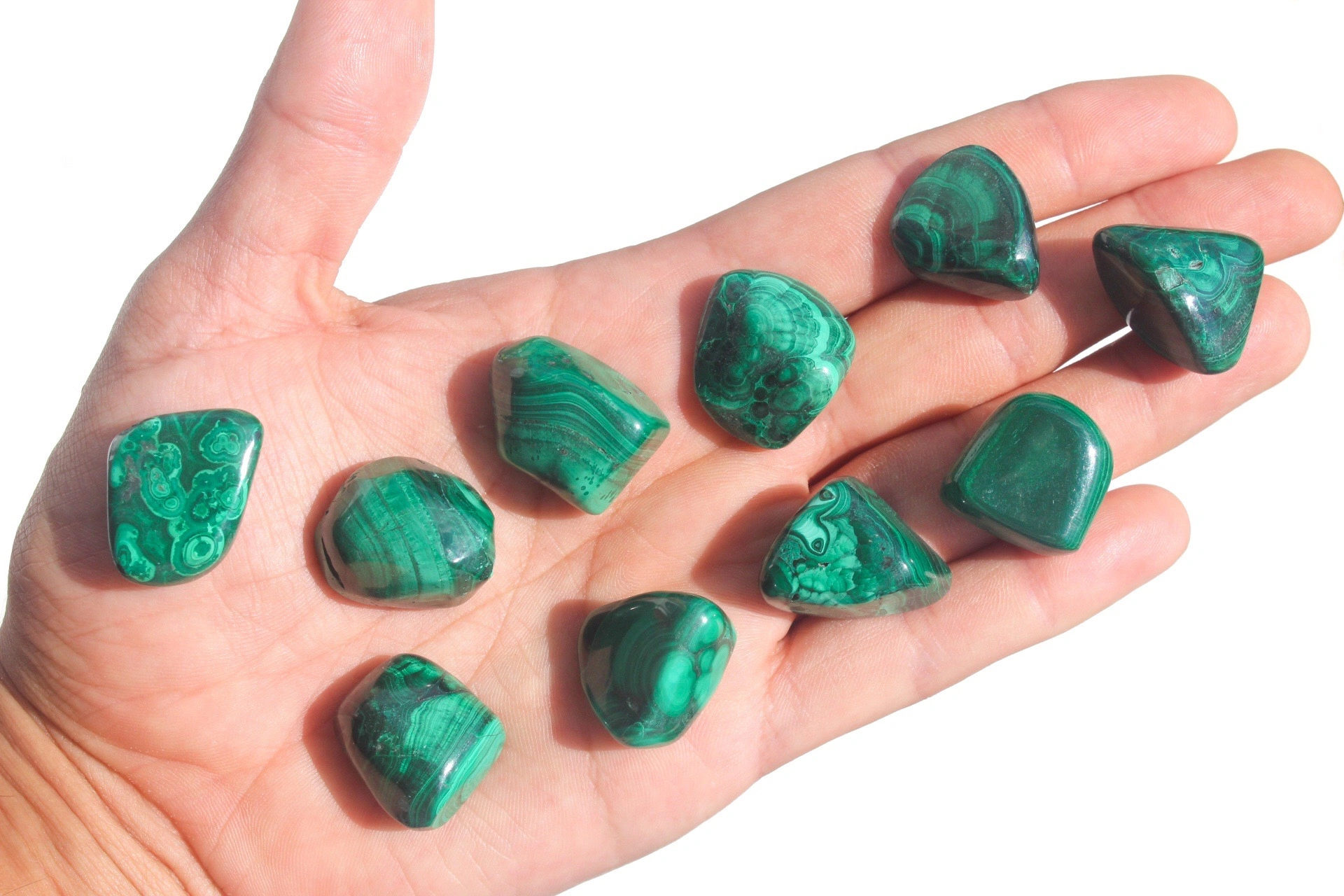 Pedras de malaquite natural na palma da mão, símbolo de transformação e proteção espiritual. Pedras de malaquite natural na palma da mão, símbolo de transformação, proteção espiritual e cura emocional.