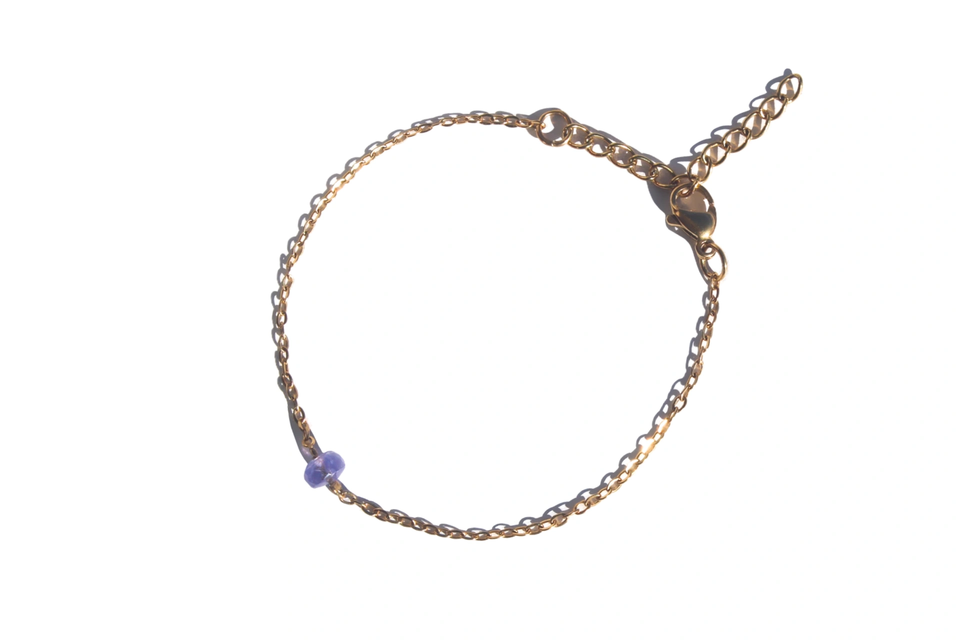 pulseira birthstone tanzanite dourada, com uma tanzanite natural facetada, pedra de nascimento do mês de dezembro