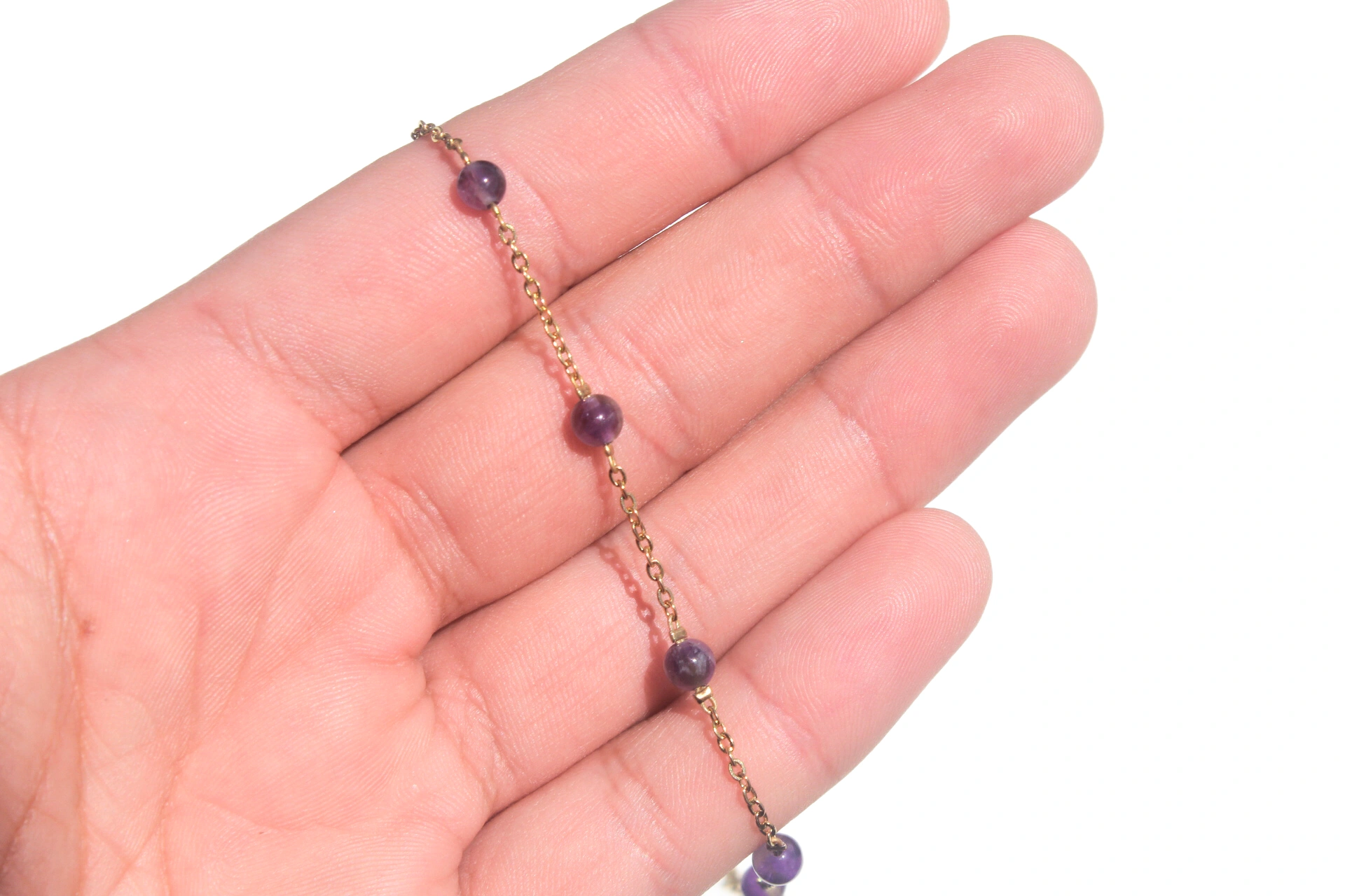 pulseira de ametista feita à mão em aço inoxidável dourado Detalhe da pedra ametista natural na pulseira Calliope ametista dourada, cristal para intuição e desenvolvimento espiritual