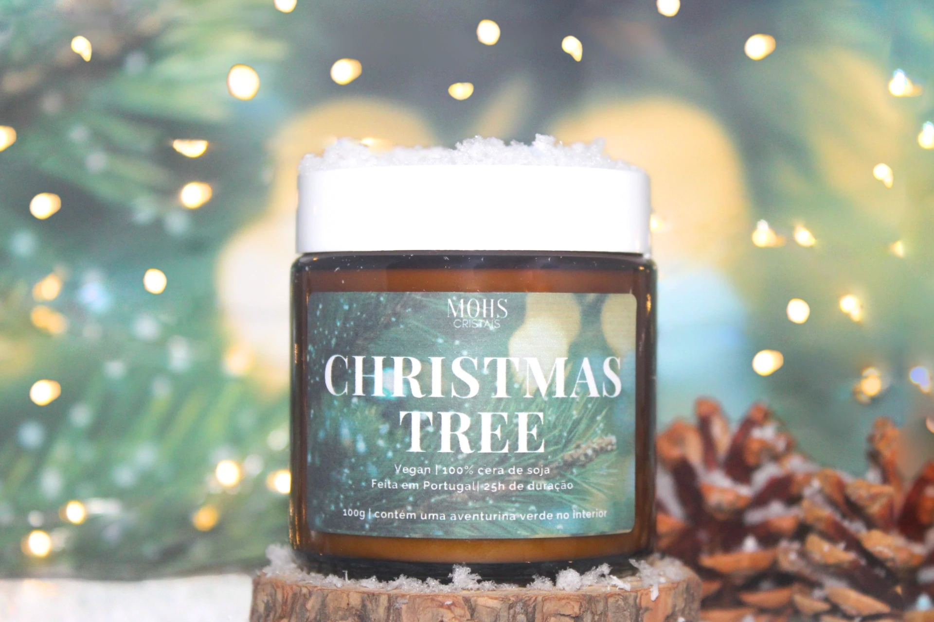 Vela Christmas Tree da MOHS Cristais com aroma de pinheiro, feita à mão com cera de soja.