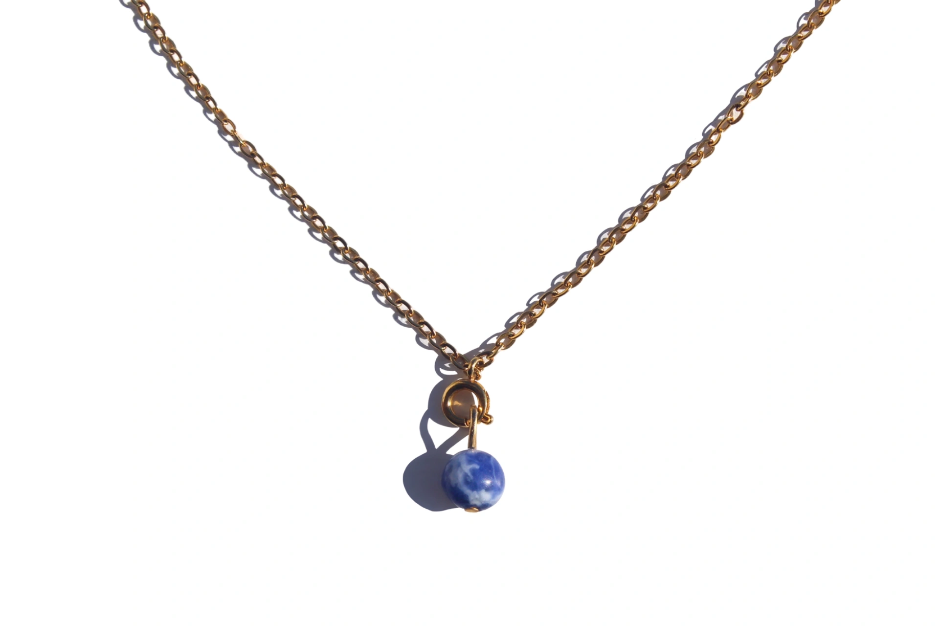 colar athena dourado com pingente de sodalite em bola 1